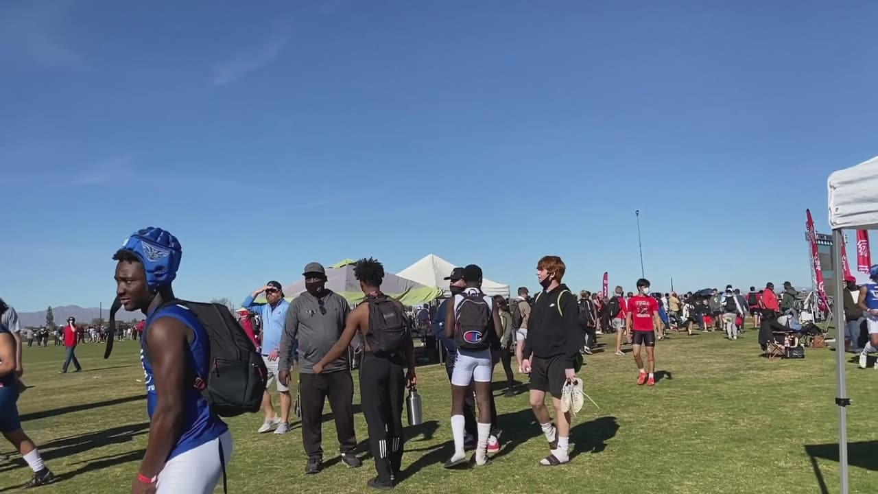 Cuestionan la cantidad de personas reunidas en un torneo de fútbol americano en los ‘campos de la 99’