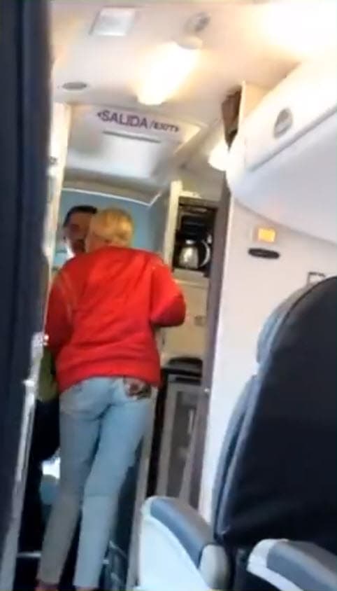 "Se subió a un avión que venía de Acapulco […] no la dejaron pasar una maleta que seguramente no cabría en los compartimentos de arriba y le empezó a armar un escándalo a la azafata […] y la bajaron del avión", relató Daniel Bisogno en el programa.
<br>