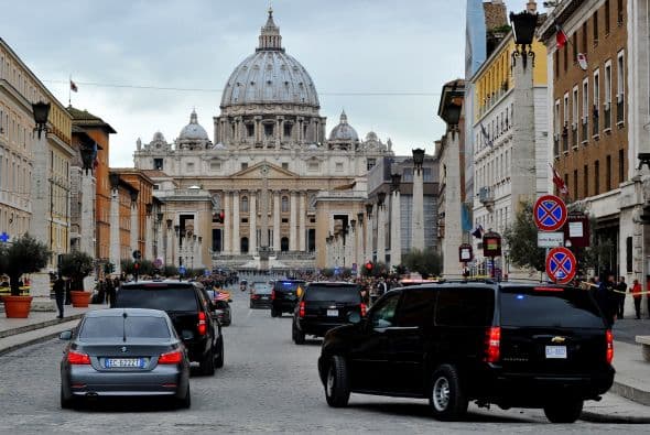 Obama salió de Villa Taverna, residencia del embajador de Estados Unidos, donde se alojó anoche, y llegó al Vaticano a las 10:17 hora local.