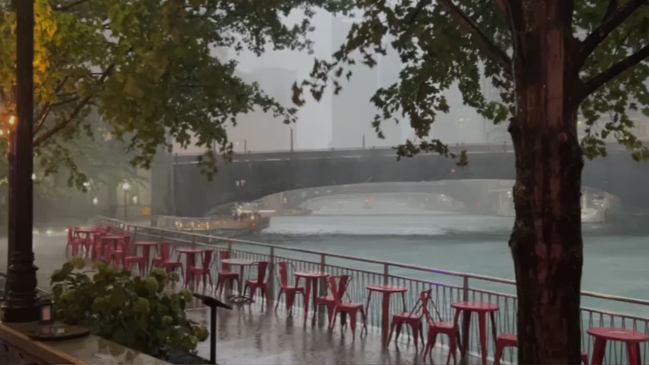 Las fuertes lluvias en el centro de Chicago, causaron que los populares centros de comida en River Walk, estuvieran sin comensales.