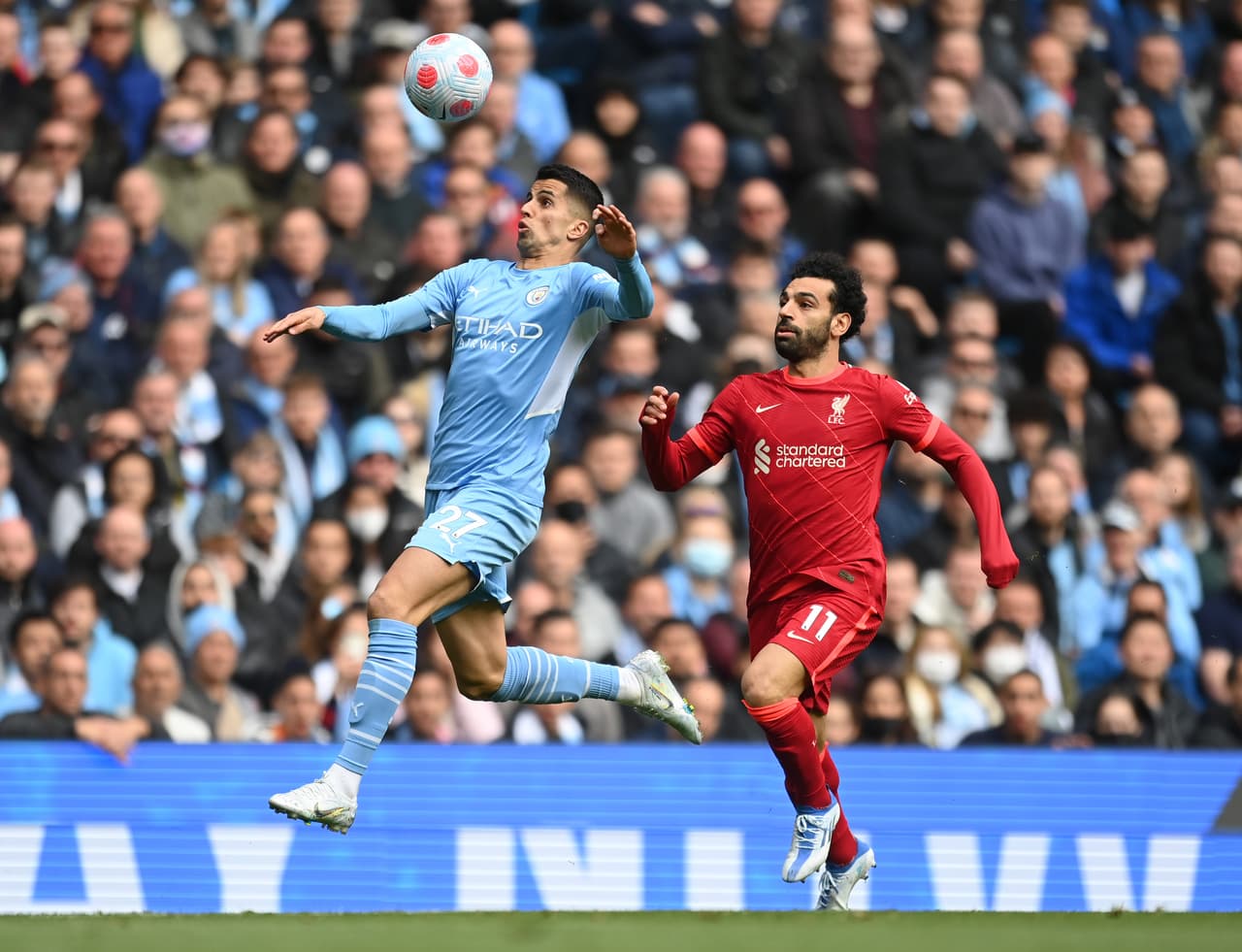 Manchester City y Liverpool dieron un gran partido en Etihad Stadium con un 2-2 final que deja todo igual en la lucha por el título de la Premier League de Inglaterra.
