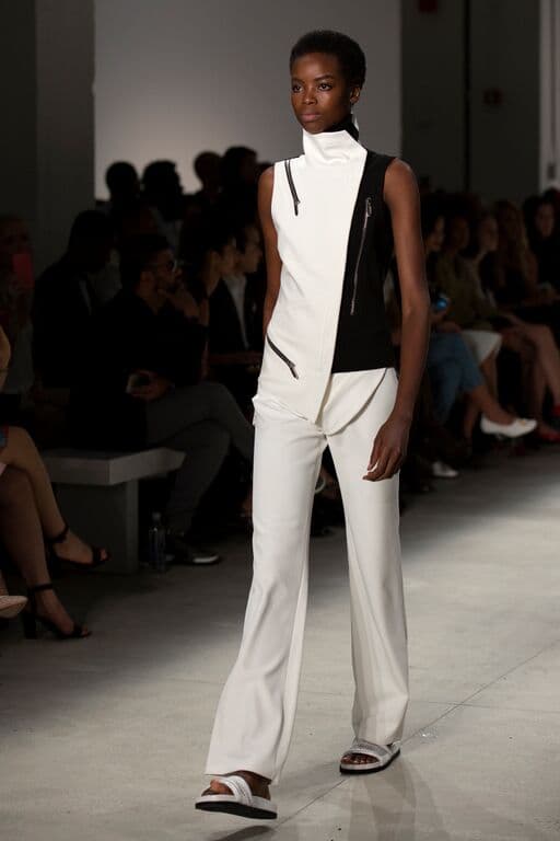 Es así como vimos desfilar piezas en negro y blanco hermosas. Diseñador Karigam. NYFW, Spring/Summer 2016 - 11/09/2015