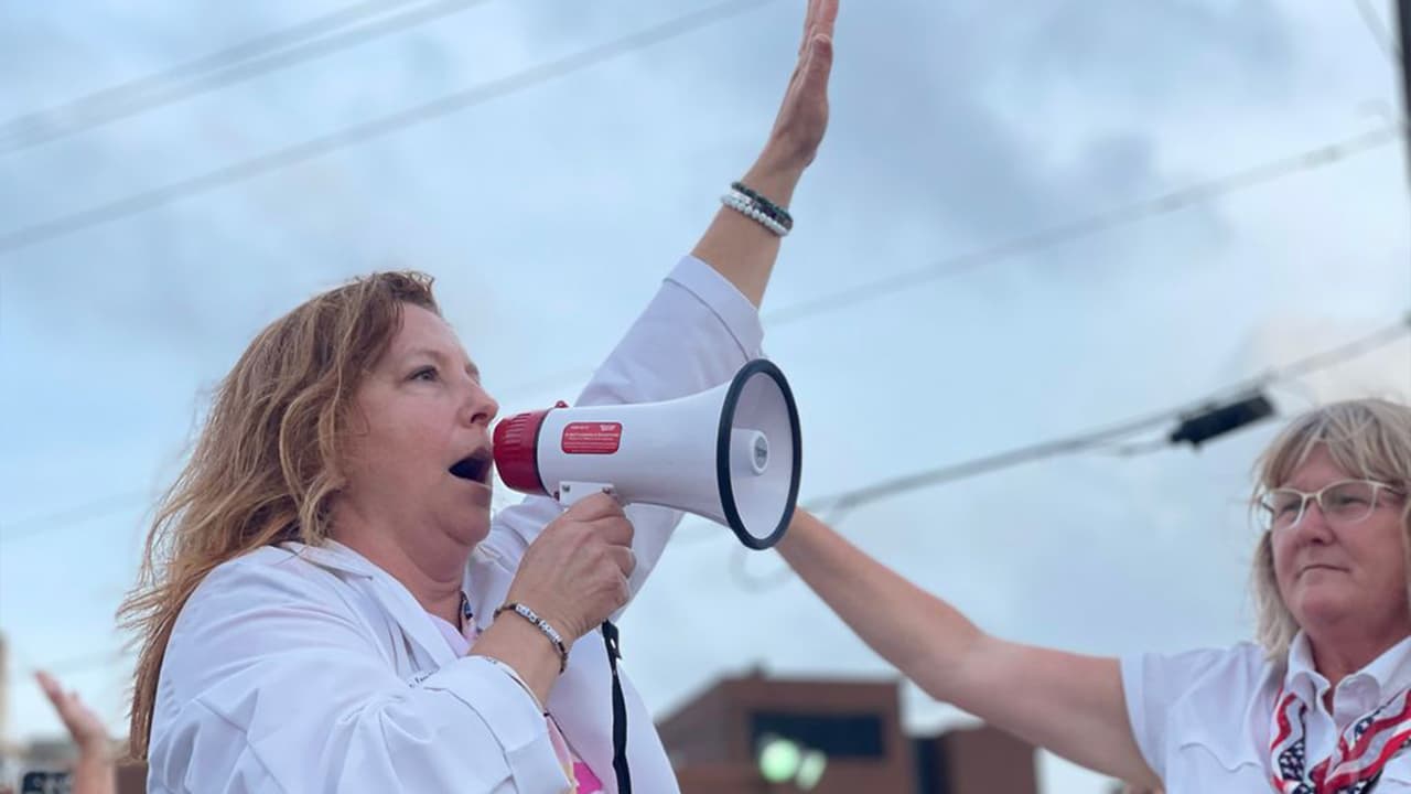 Unos 117 de estos empleados presentaron una demanda colectiva contra el hospital Metodista, quien los obliga a vacunarse para mantener su trabajo.