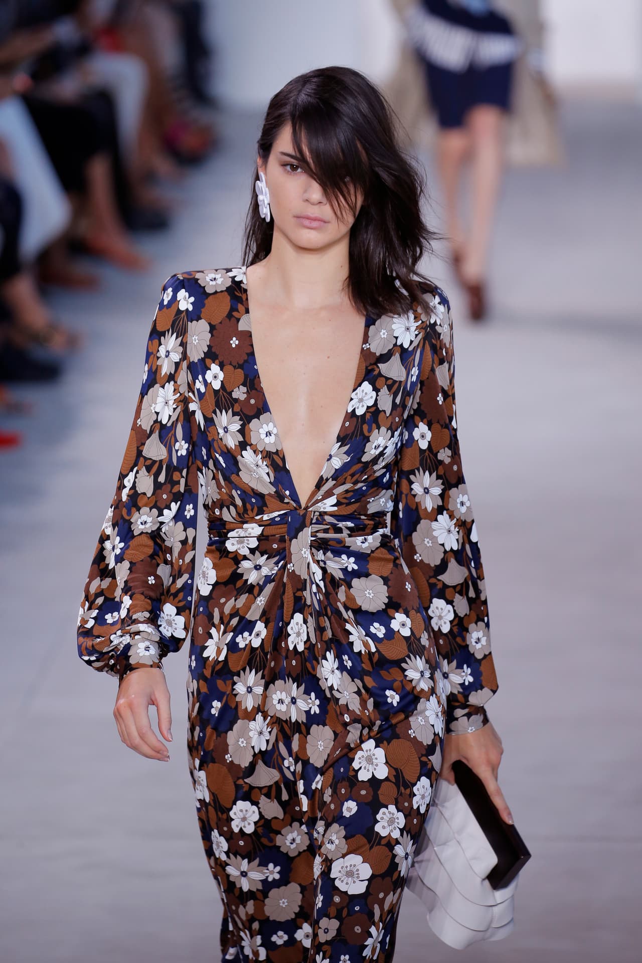 Kendall Jenner fue una de las modelos más famosas en recorrer la pasarela de Michael Kors, con un atuendo escotado de la línea de primavera - verano 2017.