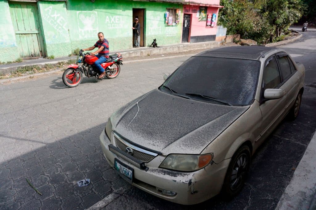 <b>Un tapiz de ceniza. </b>El Pacaya ha provocado escenas como esta -con vehículos, aceras y calzadas cubiertos de ceniza- en numerosos municipios cercanos, incluida la capital.