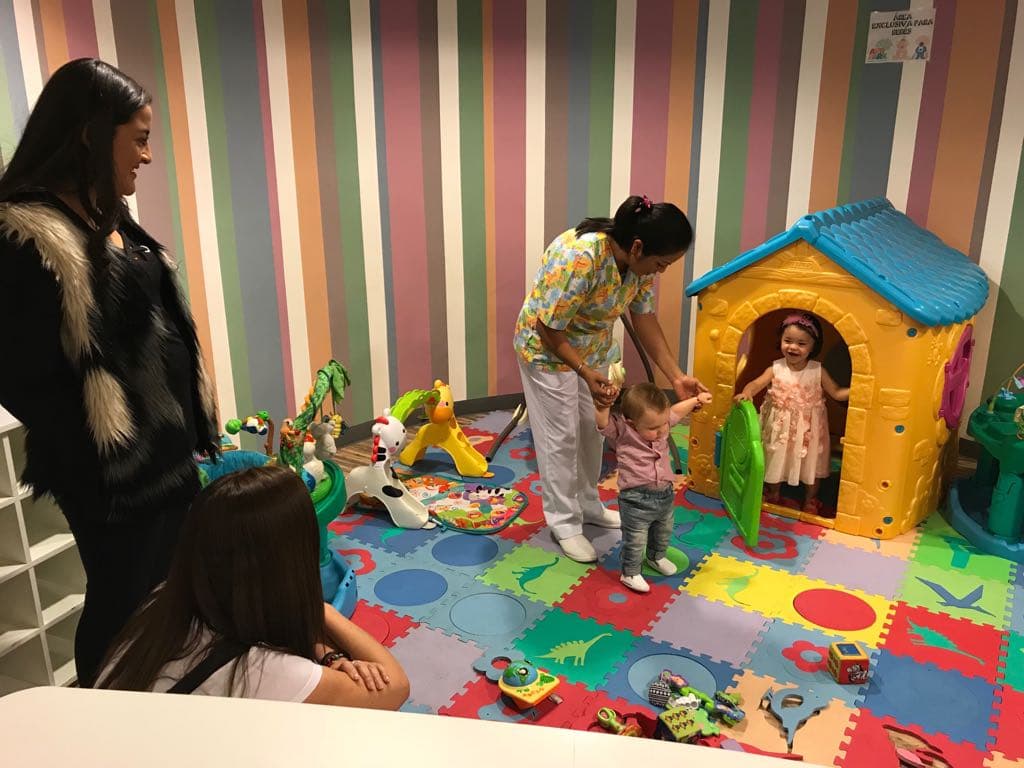 Sin embargo contó con la presencia de dos invitados muy especiales: Matías Gregorio, hijo de Julián Gil; y Majorie de Sousa, quien acompañó a su hijo de 9 meses.