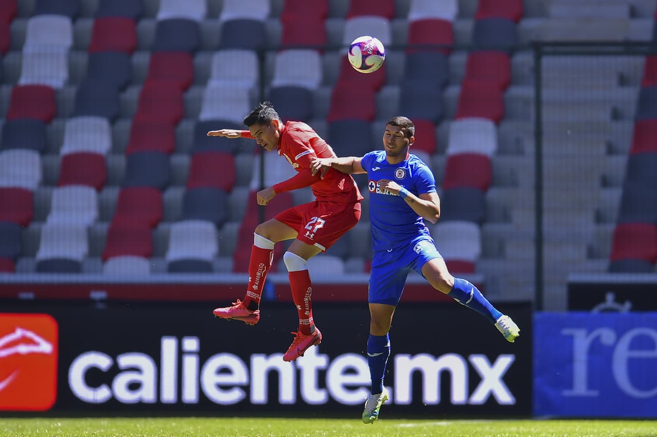 Centro y remata ‘Cabecita’, no encontró el arco y vuelve a ser tiro de esquina para el Azul