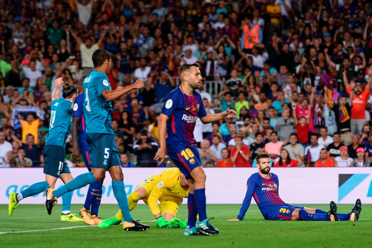 Centro desde la banda izquierda de Marcelo que el central catalán intentó cerrar y para su mala fortuna se fue al fondo del arco que defendía Ter Stegen.