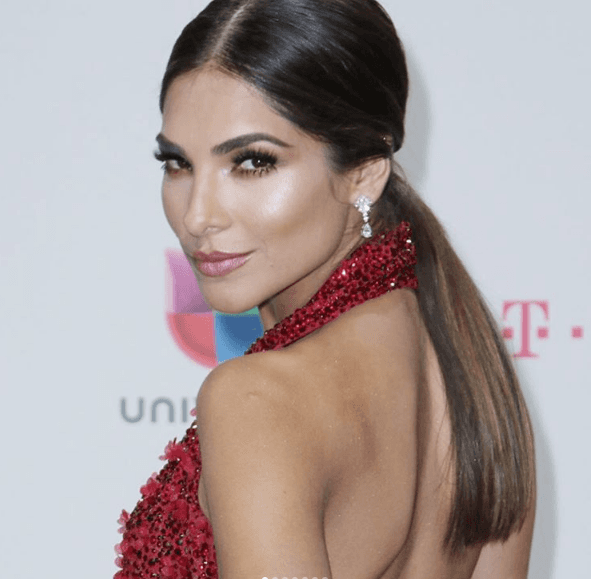 Pero al mismo tiempo este makeup le permitió enfatizar sus bellas facciones.