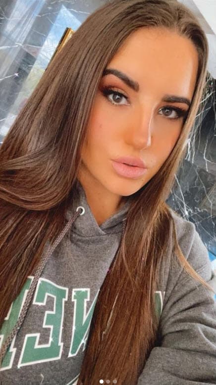 "'Vale' ya tiene 20 años, ella decide sobre ella, lo que necesite, lo que quiera y lo que a ella le haga bien yo siempre la voy a apoyar. También la apoyé así con su papá, después de 16 años se ven por primera vez y vas, yo soy la primera que te lleva a Italia", dijo. 
<br>