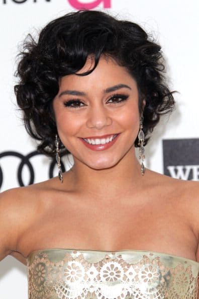 A pesar de que este corte nos encanta, es prudente decir que personas 'cachetonas', o con cara redonda, no se ven tan favorecidas con este 'look'. A pesar de no ser para ella, Vanessa Hudgens no pudo evitar ser tentada por el furor de este 'hair style'.