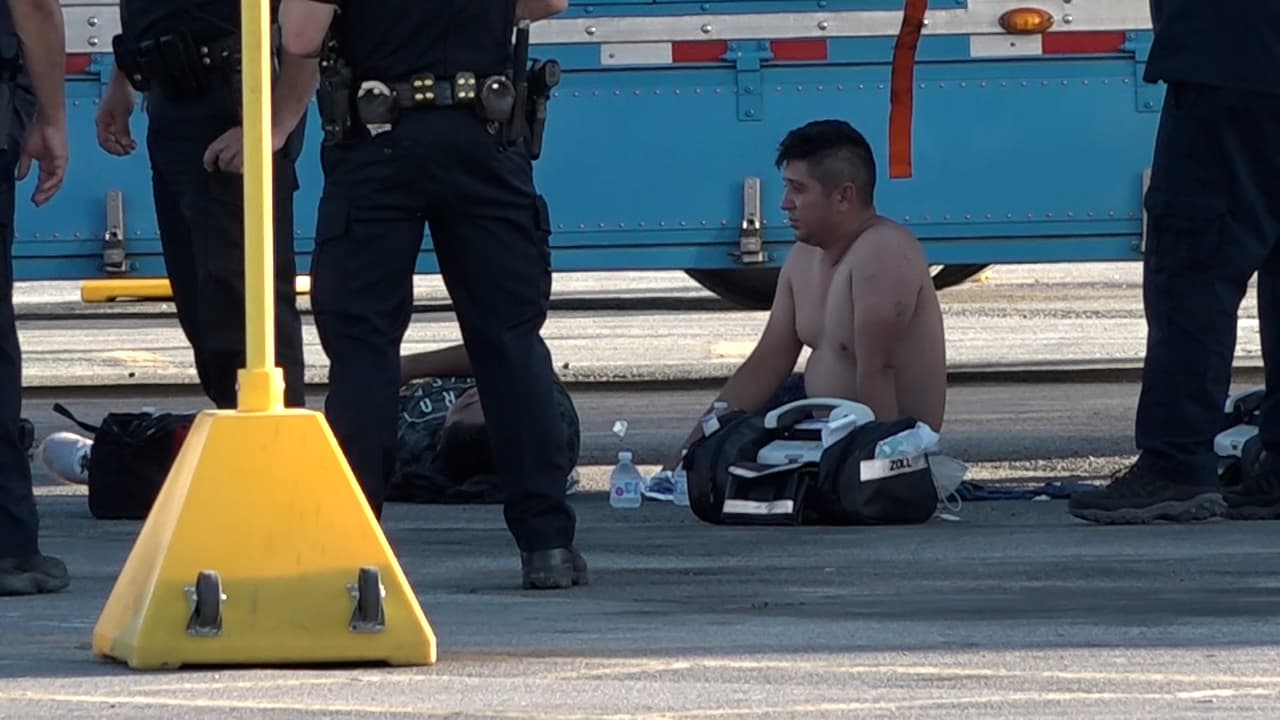 Las autoridades detuvieron al conductor del camión identificado como 
<a href="https://www.univision.com/local/san-antonio-kwex/acusan-a-ciudadano-estadounidense-que-transportaba-a-mas-de-80-inmigrantes-indocumentados-por-la-i-10-de-san-antonio-video">Aron Bernard Griffin</a>, un hombre de 49 años y residente de Dallas, Texas.