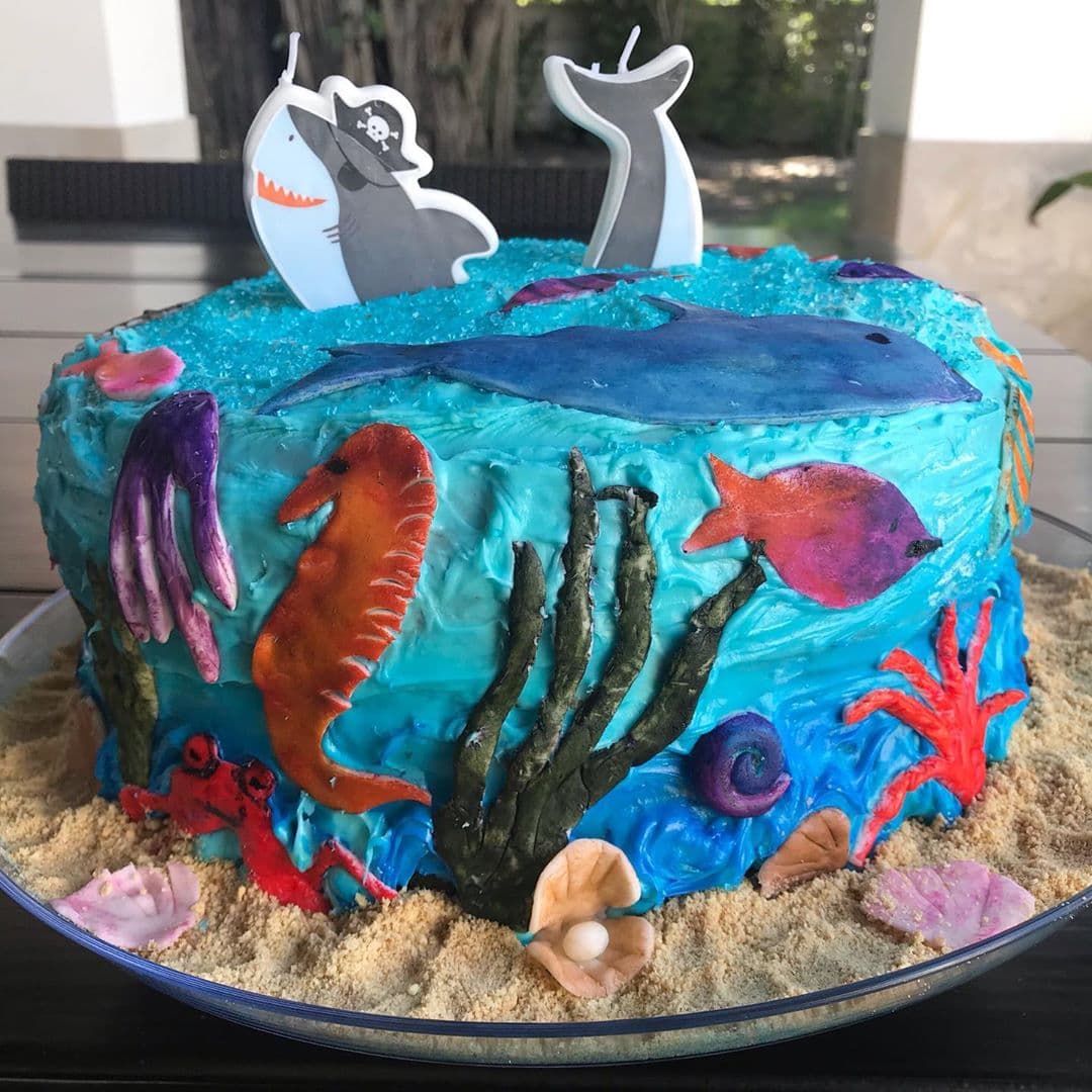 Para ser la primera vez trabajando 'fondant', la tarta les quedó muy bien decorada: "Cada figurita la hice yo y mi chiquita y las pintamos a mano. Pasamos toda la tarde juntas y eso es lo más bonito. Amo ser mamá y ama de casa".