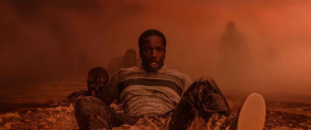 El actor Ṣọpẹ Dìrísù como Bol Majur en la película ‘His House’ de Netflix.