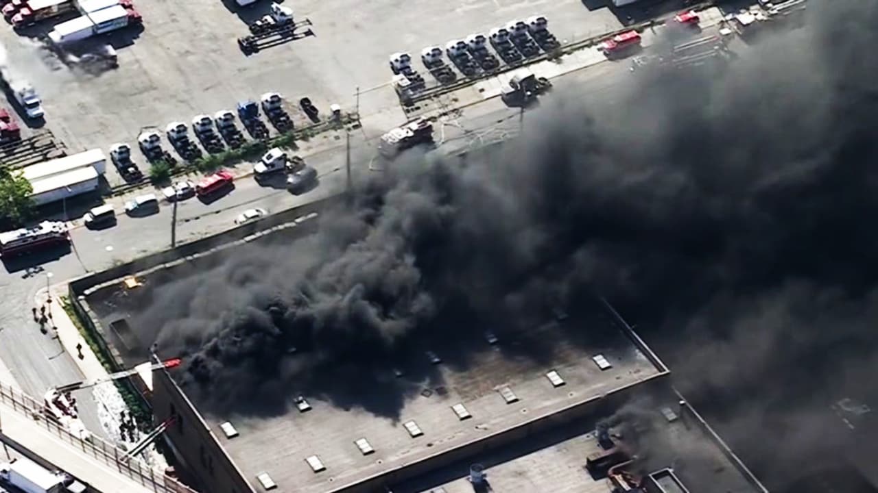 Incendio de tres alarmas en un edificio en Brooklyn: imágenes aéreas de la emergencia