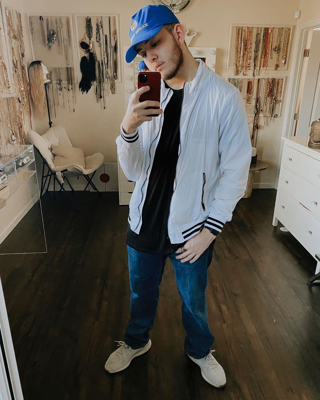 En abril del año pasado, Juan Ángel se lanzó como cantante con el tema ‘Chicano jalisciense’, el cual grabó su fallecida madre para un disco en 2001.