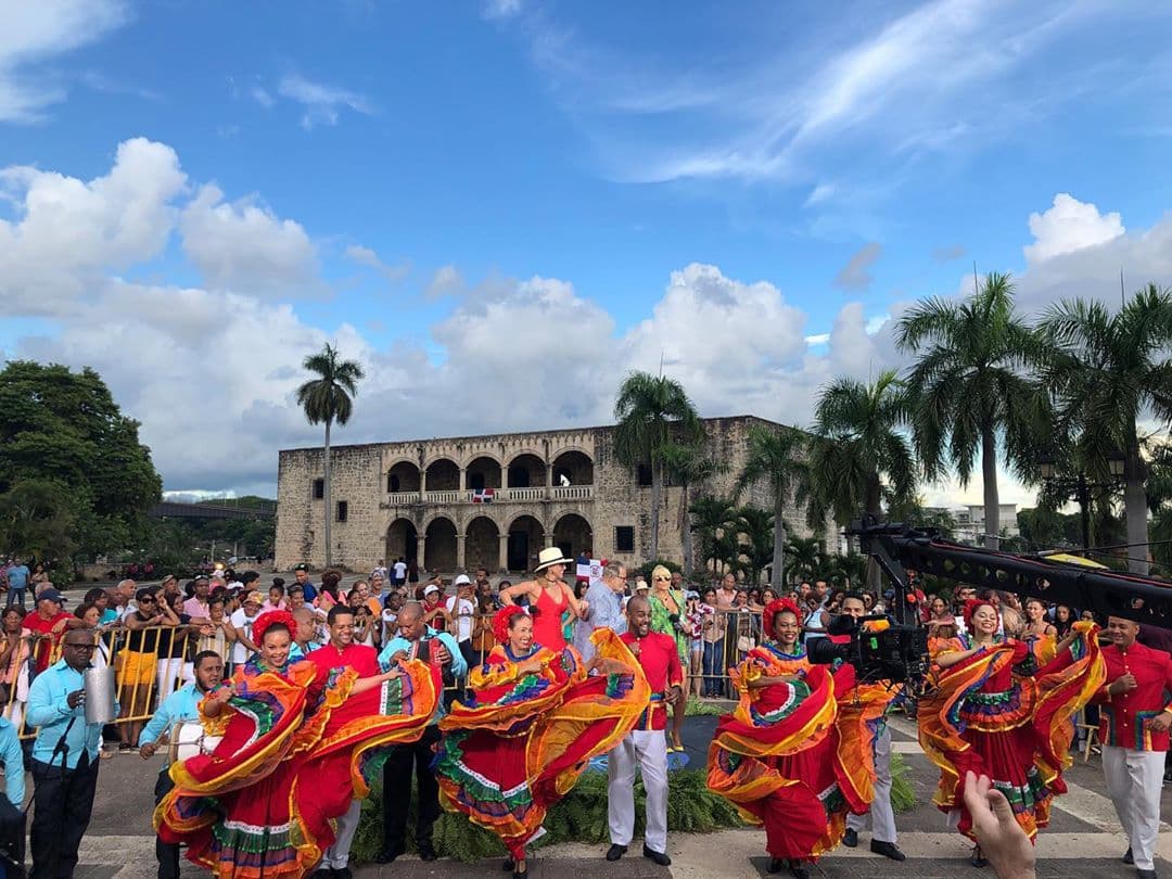 Y mostró orgullosa el folclor de su tierra a través de bailes típicos, llenos de alegría y color.