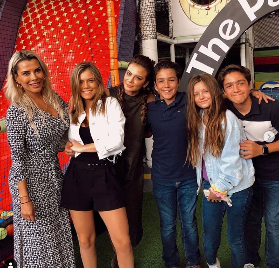<b>"Los quiero de aquí hasta el infinito"</b>, escribió Isabella junto a esta fotografía en la que posó junto a Silvia Navarro, Beatriz Morayra y los gemelos Alanis.
<br>
<br>