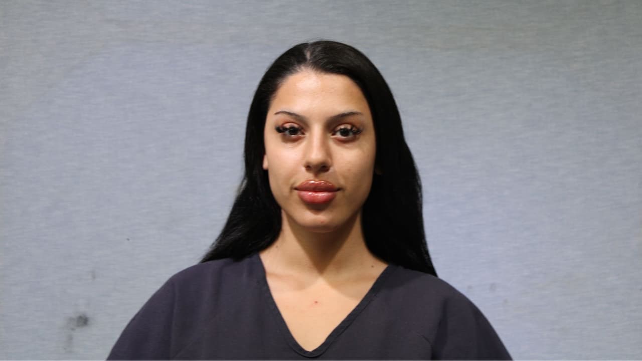 Una joven roba los ahorros de toda una vida a pareja de ancianos en Garland… y sale libre