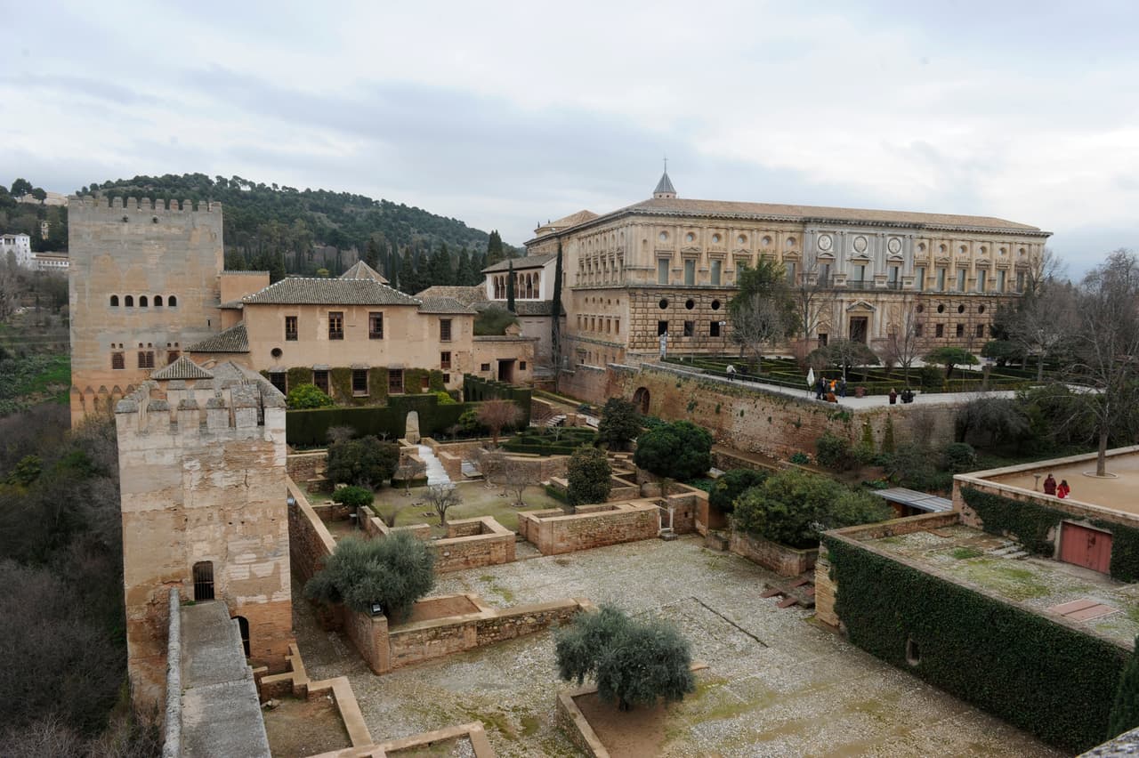 La Alhambra 
<br> Es un conjunto de palacios, jardínes y fortalezas en el que vivió Carlos V. Alberga lo más bello del arte andalusí y tiene una de las vistas más bellas del mundo desde sus patios.