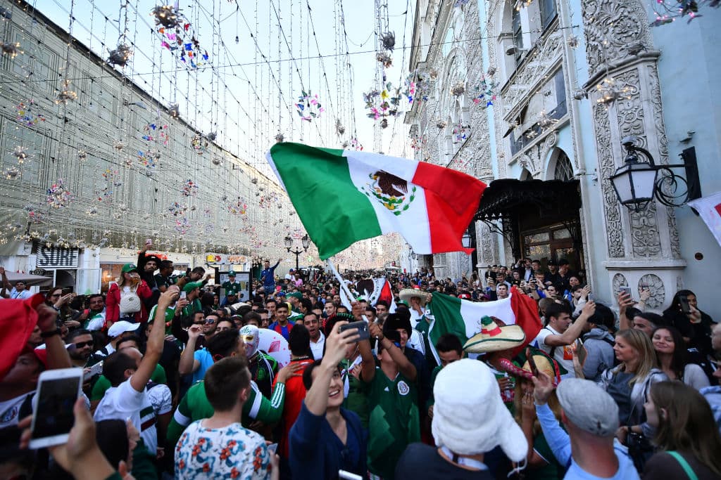 La fiesta mexicana tomó las calles de Moscú y con máscaras, banderas, sombreros y todo aquello que caracteriza a la afición Tricolor, causaron furor y contagiaron con su entusiasmo.