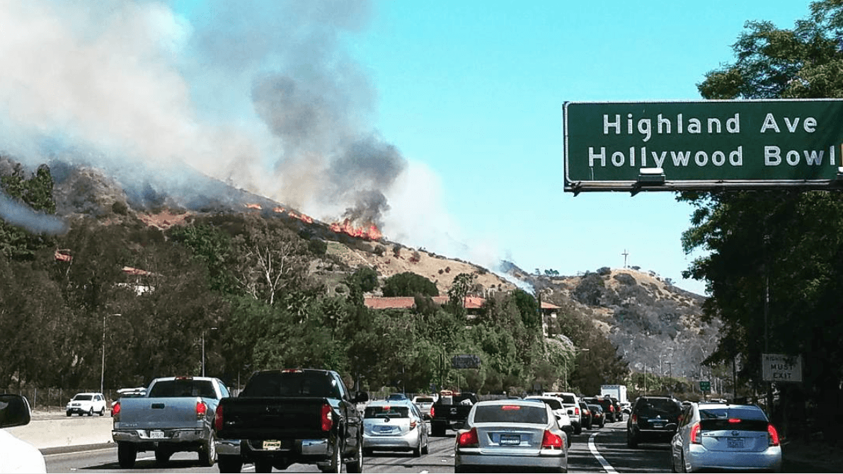 El fuego se reportó cerca de la autopista 101 y el bulevar Cahuenga.