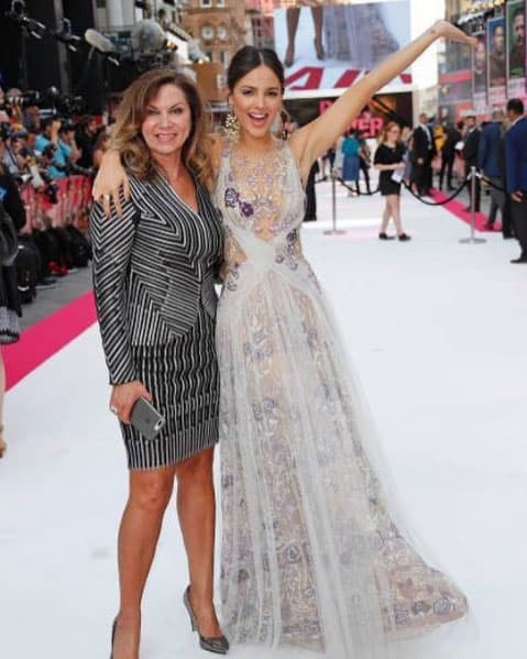 "Gracias mami por motivarme siempre a ser una buena persona. Gracias por la educación que me diste y hacer de mí una mujer dedicada con valores y morales. Tú eres mi ejemplo a seguir y espero que te sientas orgullosa de tus hijos. Glenda, siempre seré tu peleona", añadió la joven artista.