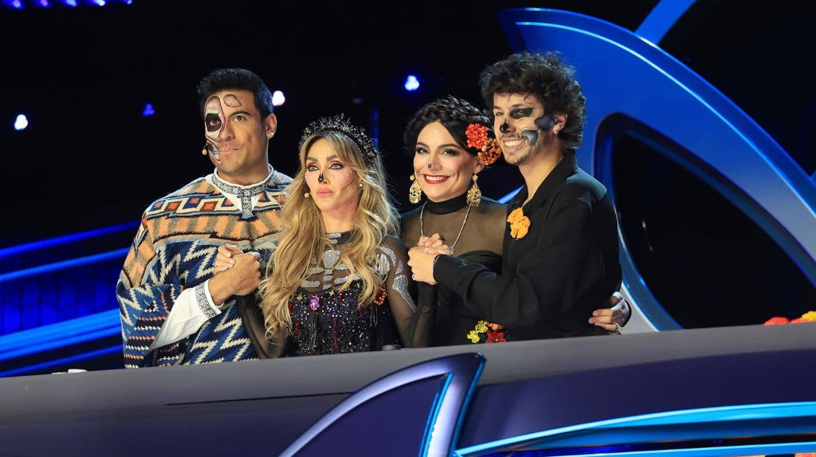 Los investigadores deslumbran con sus atuendos en el especial de Día de Muertos