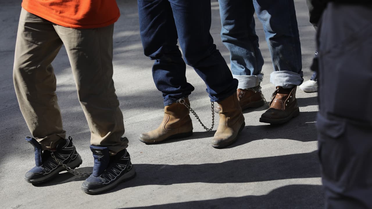 Sentencias exprés y entrevistas en un garaje: arrancan en California los juicios masivos de inmigrantes 