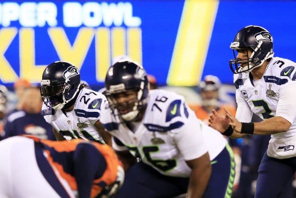 Los Seahawks, con un fútbol "total", el que había trabajado el entrenador del equipo durante toda la temporada regular, el veterano Pete Carroll, derrotaron por paliza de 43-8 a los Broncos, la mejor ofensiva de liga, con el mariscal de campo Peyton Manning a la cabeza. No habían pasado ni 12 segundos desde el comienzo del partido y los Seahawks ya hicieron historia con la anotación más rápida que se había dado jamás en un Super Bowl. Pero lo peor no fue el dejarse anotar dos puntos, sino la imagen de enfrentamiento entre Manning y el centro de origen mexicano Manny Ramírez, que no le dio bien al balón, y aunque el corredor Knowshon Moreno lo recuperó, lo hizo en la zona de protección. La mejor ofensiva de la NFL estaba paralizada, sin saber qué hacer, y ahí fue el comienzo y el final del partido disputado en el MetLife Stadium, de East Rutherford (Nueva Jersey), donde la temperatura fue de 43 grados. Malcom Smith recibió el premio de Jugador Más Valioso (MVP), el octavo defensor que lo consigue en un partido de Super Bowl y el tercer apoyador. Carroll, de 61 años, el tercer entrenador con más edad de la NFL que ganó un Super Bowl, se convirtió en el tercer entrenador que logra los dos títulos de campeón universitario de la NCAA con el equipo de USC y ahora los Seahawks en la NFL.