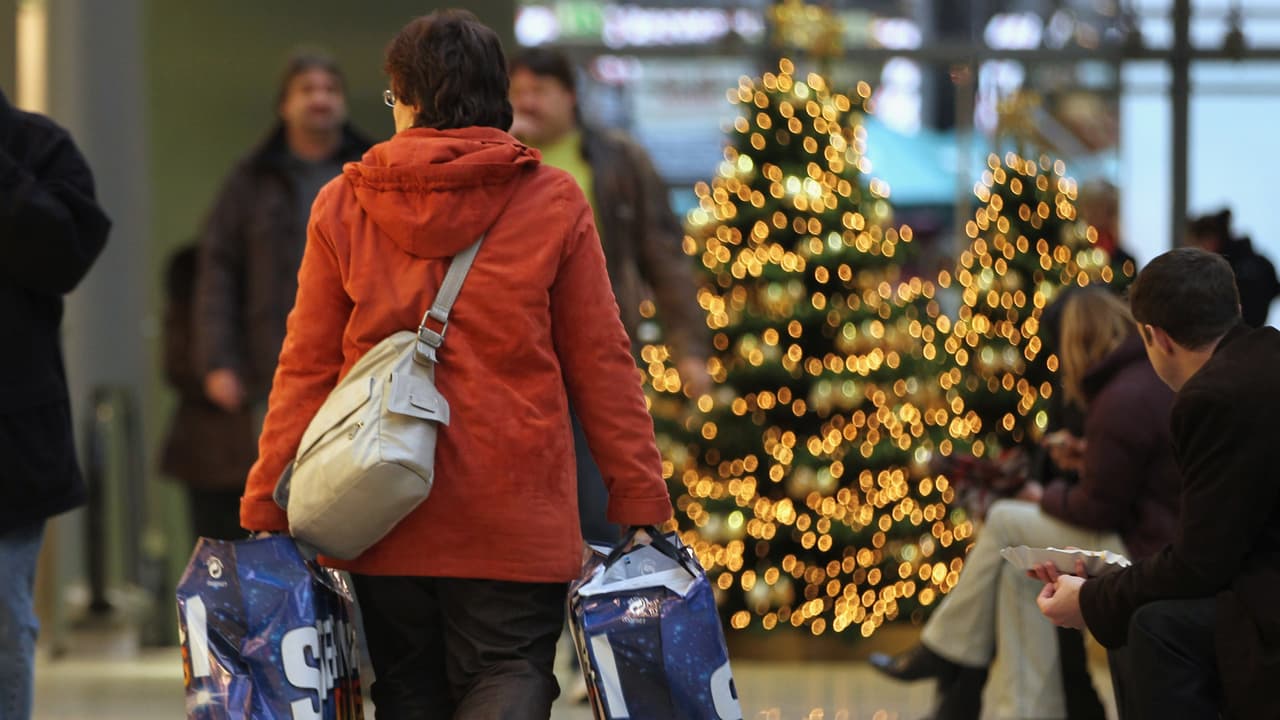 Expertos recomiendan ser cuidadosos con los gastos navideños por un inminente aumento de precios en Los Ángeles