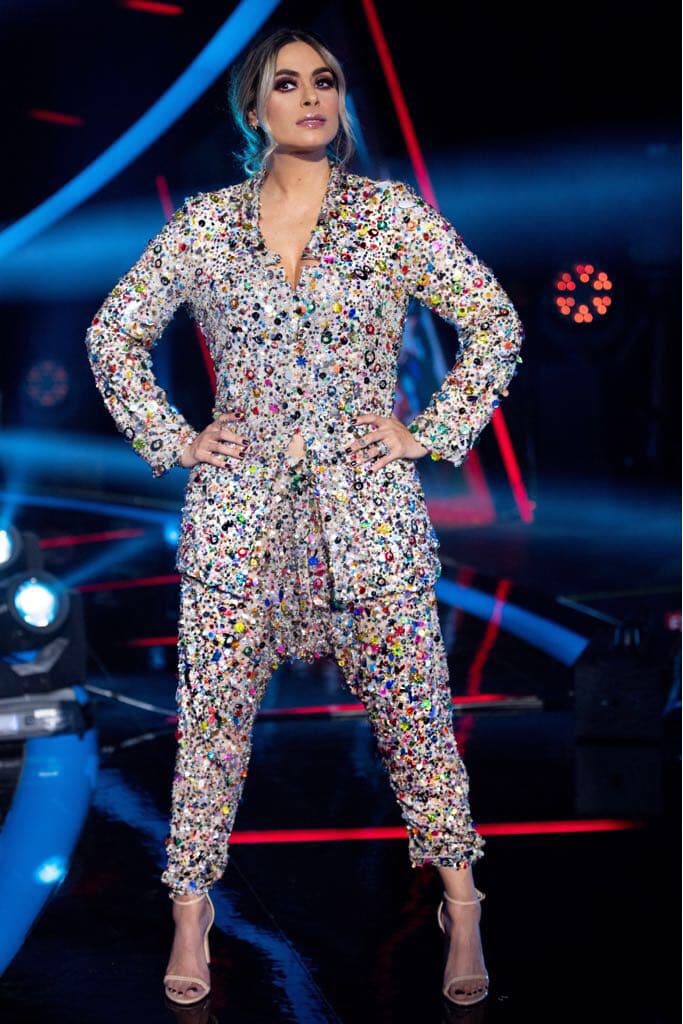 Mientras Albertano bromeó haciendo referencia a los "milagritos" que se había colgado Galilea, ella respondió: "Retacitos que van dejando las estrellas", al hablar del sinnúmero de lentejuelas bordadas.