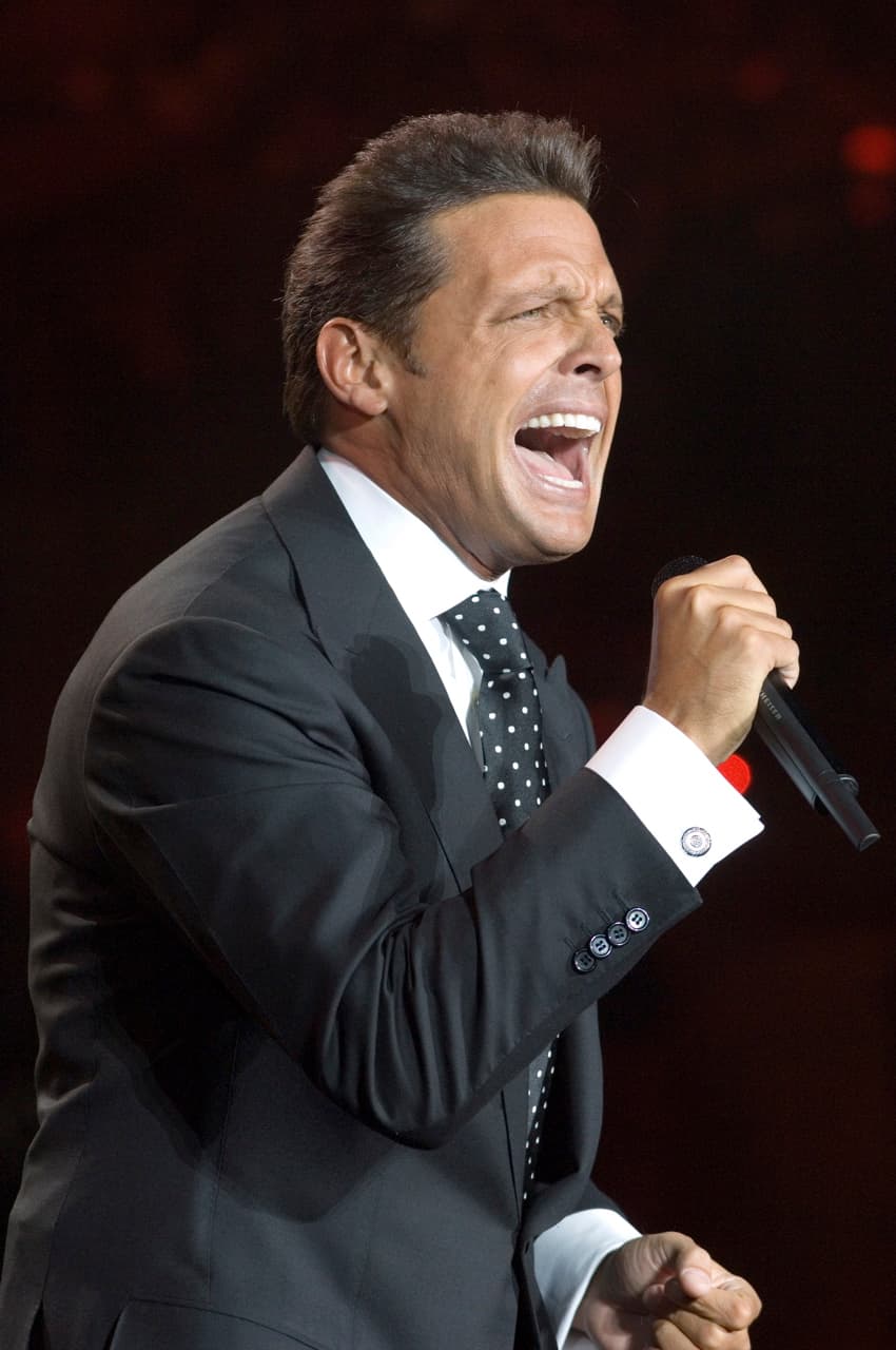 En declaraciones publicadas por el periódico mexicano 
<b><a href="https://www.eluniversal.com.mx/espectaculos/farandula/carmen-campuzano-le-dijo-no-luis-miguel" target="_blank">El Universal</a></b>, Campuzano relató la ocasión en que no aceptó ser la protagonista del video 
<b><a href="https://youtu.be/xKjMGhsK5rA" target="_blank">'La media vuelta'</a></b> de Luis Miguel y explicó por qué rechazó la invitación.