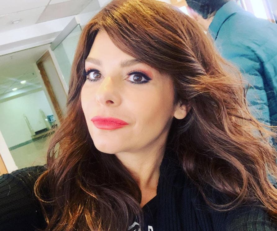 En esta otra foto se dejó ver con la misma apariencia mientras invitó a sus fans a cuidarse en medio de la 
<b><a href="https://www.univision.com/famosos/gloria-trevi-le-retiro-todo-el-apoyo-a-su-hijo-angel-gabriel-por-una-fuerte-razon-fotos" target="_blank">pandemia por el coronavirus.</a></b>
<a href="https://www.univision.com/famosos/gloria-trevi-le-retiro-todo-el-apoyo-a-su-hijo-angel-gabriel-por-una-fuerte-razon-fotos" target="_blank"> </a>
<br>