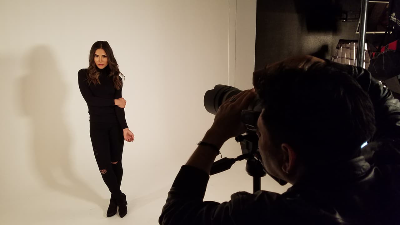 <b><a href="http://www.univision.com/shows/la-reina-de-la-cancion/las-mejores-fotos-de-los-looks-de-alejandra-espinoza-en-la-reina-de-la-cancion-fotos" target="_blank">Alejandra </a></b>llegó con 
<b><a href="http://www.univision.com/shows/la-reina-de-la-cancion/lo-sentimos-alejandra-matteo-y-su-papi-son-dos-gotas-de-agua-fotos" target="_blank">Matteo</a></b> a su primera sesión de fotos desde que vive en Los Ángeles y busca abrirse camino en la actuación. Desde lo natural hasta lo glamoroso, Alejandra jugó con varios estilos para abarcar todo tipo de personajes y llamar la atención de los productores. 
<b><a href="http://www.univision.com/shows/la-reina-de-la-cancion/capitulo-4-alejandra-la-de-tijuana-en-la-los-americanos-la-prefieren-al-natural-para-ellos-mas-es-menos-video" target="_blank">MIRA EL VIDEO</a></b>.