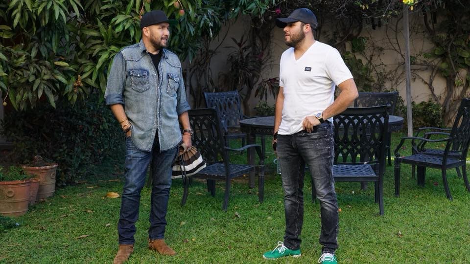 Poncho ha estado muy movido visitando a compañeros y figuras de la música latinoamericana, como se ve en esta imagen donde aparece junto a Gerardo Ortiz. "Cotorreando un rato con mi compa Gerardo Ortiz, ¿cómo la ven si hacemos algo juntos?", publicó el músico en su Instagram.