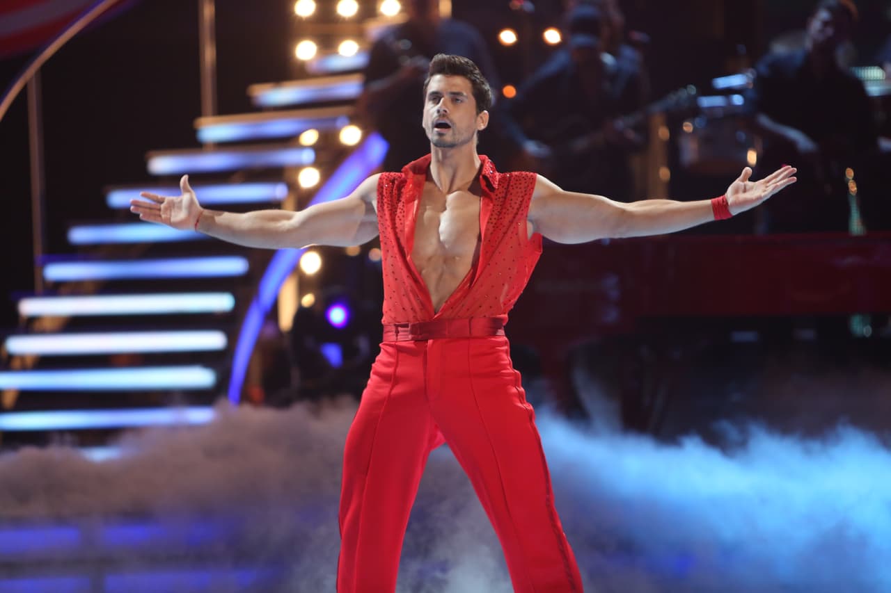 En el cuarto show, Pedro dejó sus brazos descubiertos para la salsa que bailó.