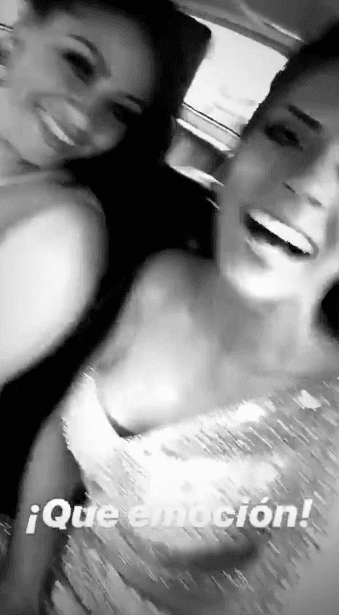 Las risas y los nervios no pararon, en esta fotografía las vemos disfrutando el camino rumbo al esperando evento donde Lilia podría ver de cerca a las celebridades latinas.