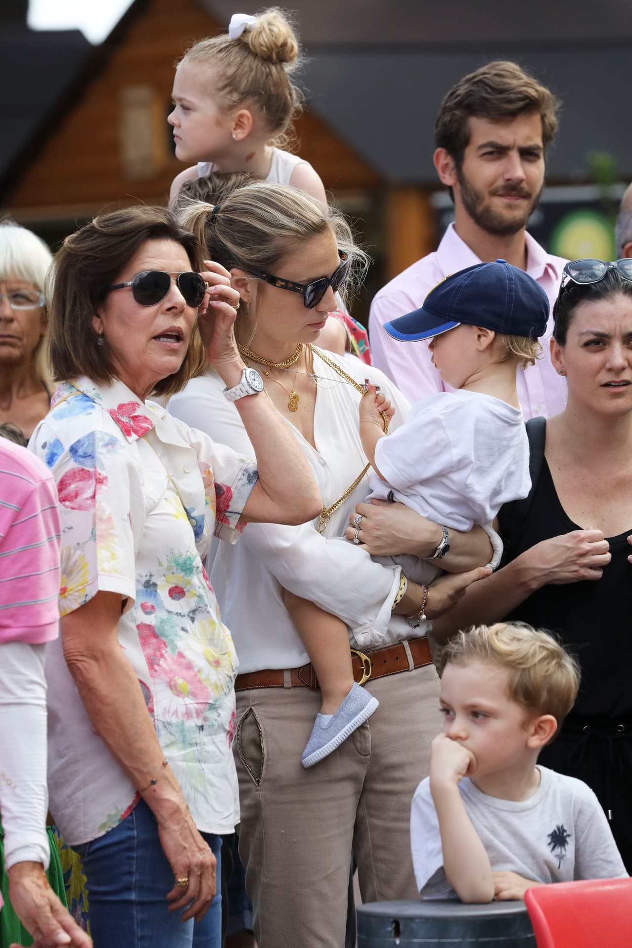 Carolina de Mónaco tiene seis nietos y espera al séptimo ya que su hija
<b> <a href="https://www.univision.com/entretenimiento/suspendida-por-ahora-la-primera-boda-de-carlota-hija-de-la-princesa-carolina-de-monaco">Carlota</a> </b>está embarazada por segunda vez y a punto de casarse con el cineasta francés 
<b>Dimitri Rassam</b>.