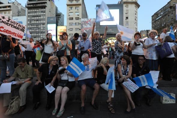 Una reciente encuesta de M&F reveló que un 80 por ciento de la población rechaza la re-reelección de la presidenta, pero detectó que siete de cada 10 argentinos desaprueban también a la oposición.