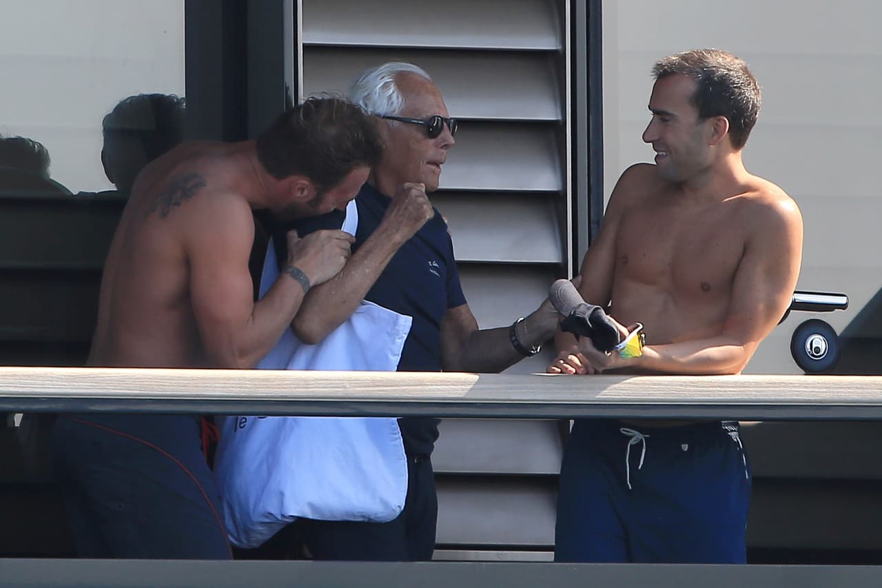 El de la izquierda de repente, ¡lo mordió!