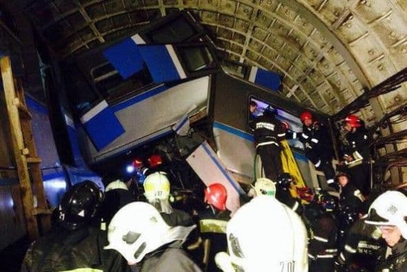 Así terminó uno de los vagones del metro accidentado en Moscú (Imágen compartida vía Twitter por @usolt).