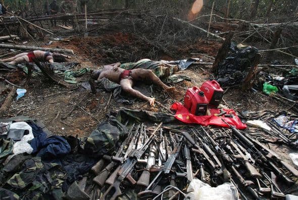 Mario Silva le dice a Aramís Palacios que “Molero no puede salir del Ministerio de la Defensa. No puede. Si Molero sale del Ministerio de la Defensa nos jodimos, lo toma Diosdado”. Mario Silva reconoce que a él lo han tratado de matar porque “sabe demasiada mierda”. Pero que él, con las armas que le dio Molero (12 fusiles de asalto) descubrió a dos y “pum pam”, le dio a uno según él. Es decir, reconoce Silva que mató a una persona sin haber tenido que pagar por ello. (Foto los rifles de asalto entregados a las FARC).