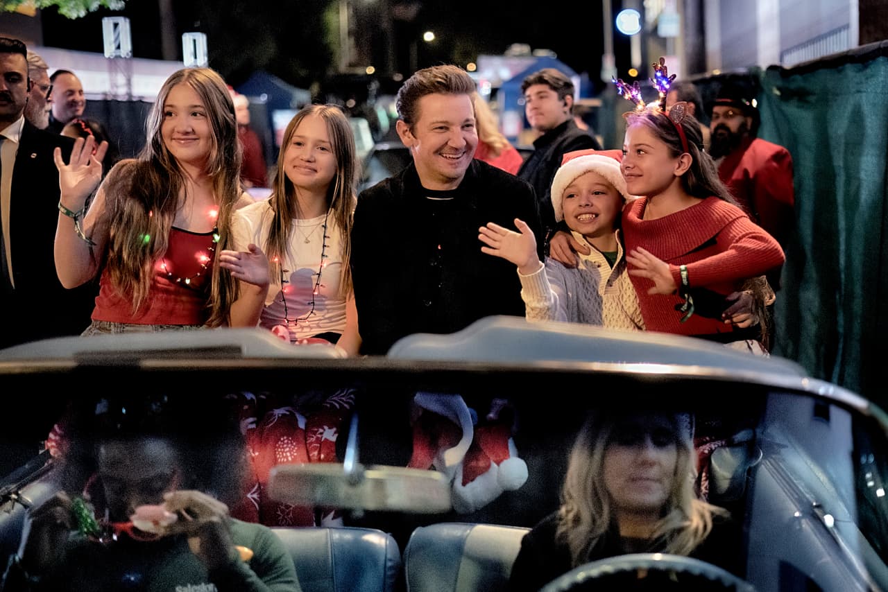 Renner, quien sufrió un grave accidente con un quitanieves que le dejó más de 30 huesos rotos, atribuyó su recuperación al apoyo de su familia, amigos y fans.