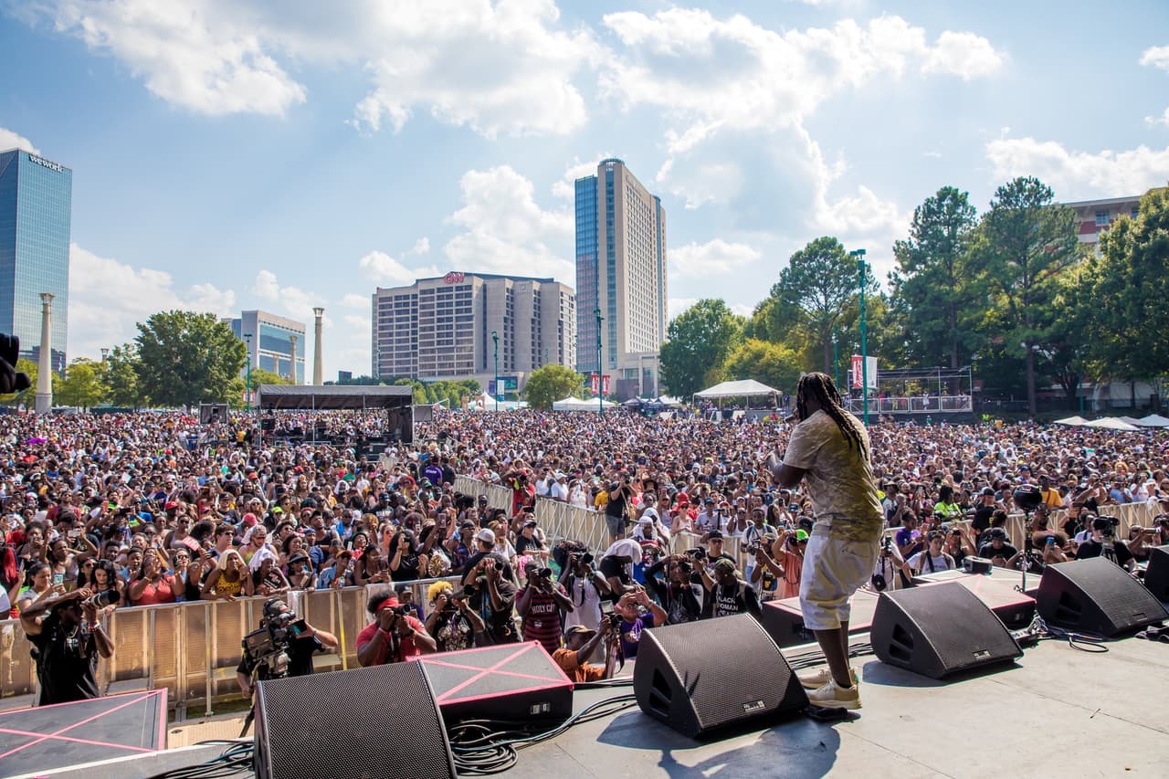 <b>Evento</b>: ONE MusicFest
<br>
<b>Fechas</b>: 28 y 29 de octubre
<br>
<b>Lugar</b>: Piedmont Park
<br>
<b>Sitio web</b>:
<a href="https://onemusicfest.com/">https://onemusicfest.com/</a>
<br>
<br>Este festival anual de música al aire libre ha contado con actuaciones de Janet Jackson, Kendrick Lamar, Megan Thee Stallion, Nelly y Waka Flocka, por nombrar algunos. En su corto tiempo en escena, esta experiencia de música en vivo ahora atrae a miles de personas a Piedmont Park.