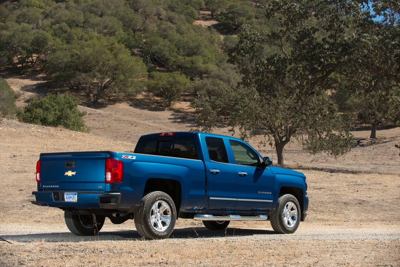 La Chevrolet Silverado está a la venta con variedad de cabinas, Regular Cab, Double Cab y Crew Cab, todas con tracción 4x4. Sus opciones de motor son tres: V6 de 4.3 litros VVT, de 285 caballos de fuerza, un 5.3 litros V8 con eAssist, de 355 caballos, y el V8 de 6.2 litros, que genera 420 caballos.
