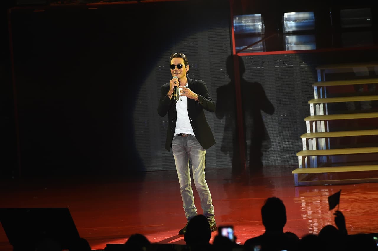 "Estoy muy orgulloso de estar aquí apoyando a dos mujeres a las que les confío mi vida, mis hijos, mi futuro", dijo Marc antes de que JLo apareciera