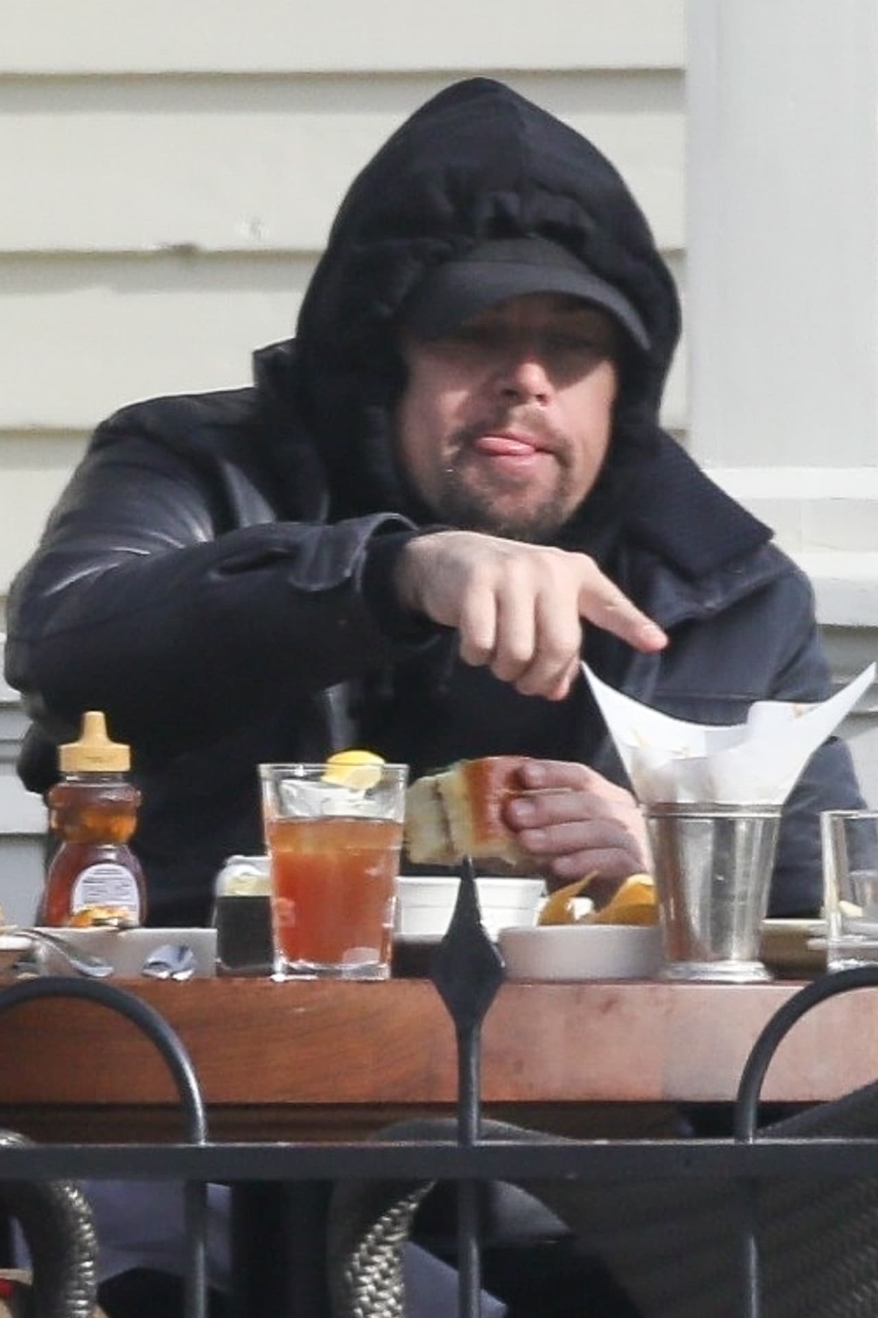 El actor de 45 años fue captado por los paparazzi mientras disfrutaba de un sándwich en The White House Tavern. Después tomaría sus bastones para disfrutar la pista de esquí.