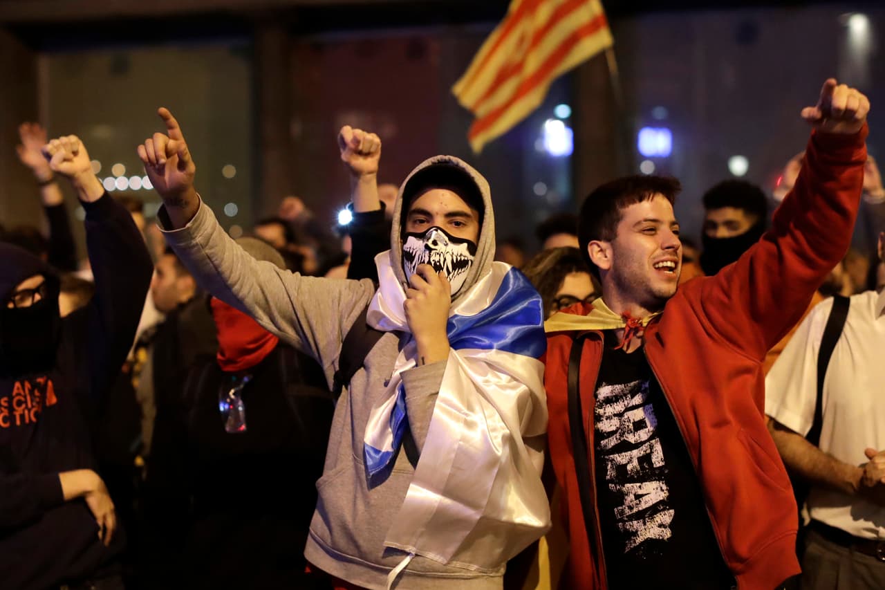 Más de 600 heridos, la mitad de ellos policías, y unos 200 detenidos es el saldo de una semana en la que las imágenes del centro barcelonés con contenedores ardiendo, lanzamientos de piedras a las fuerzas de seguridad y fuertes cargas policiales contrastan con las largas marchas pacíficas y una huelga general sin incidentes.
