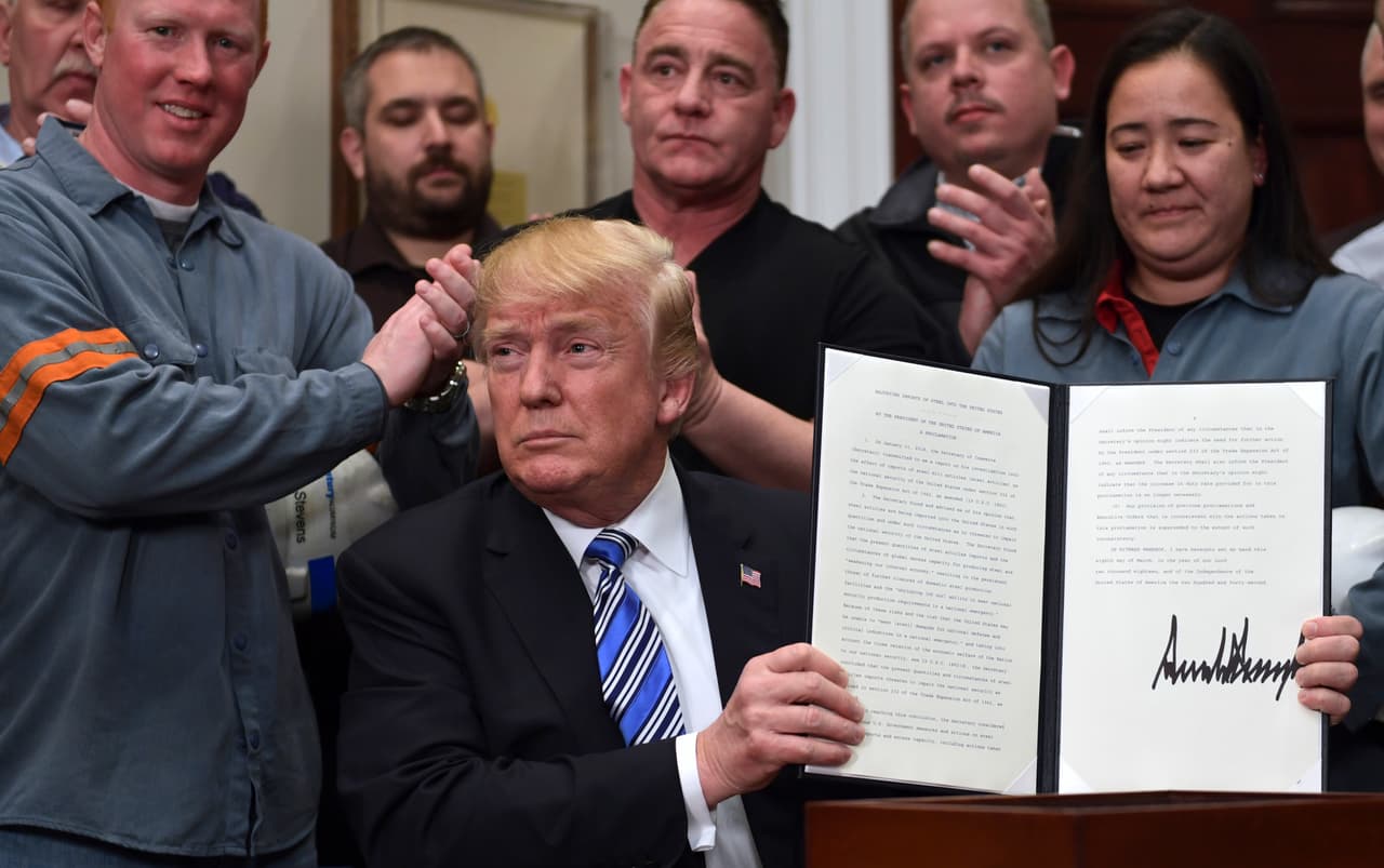 Tras la imposición de aranceles por Trump, la Unión Europea responde que "no tiene miedo" de "matones" proteccionistas